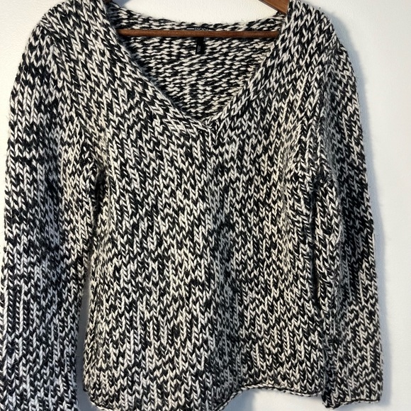 ESCADA SPORT Chunky Knit sweater LARGE Wool Angora Black & white V-neck - Picture 1 of 8